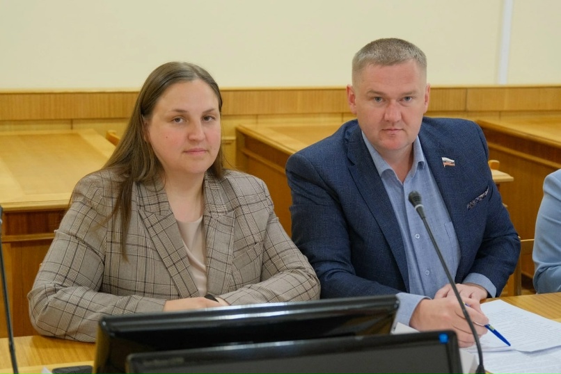 Депутаты Законодательного собрания от ЛДПР Ольга Тырыкина и Владимир Понарьев